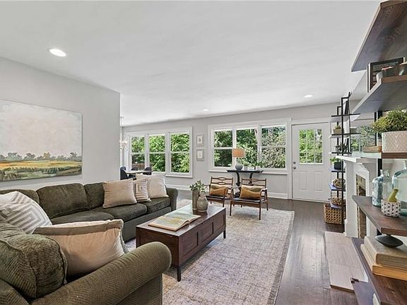 3rd image of 2304 Pembrook Pl NE