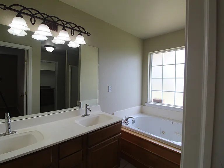 911 Lauren Ln — Photo 8
