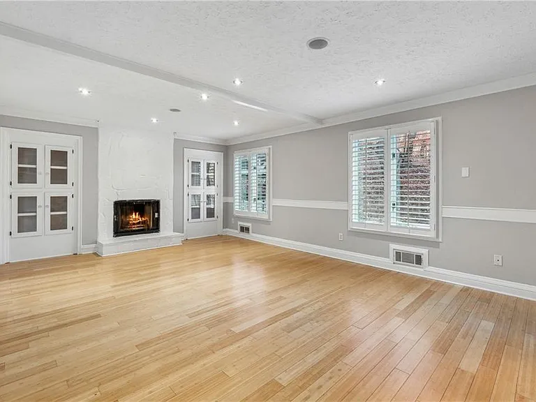 6895 Riverside Dr — Photo 9