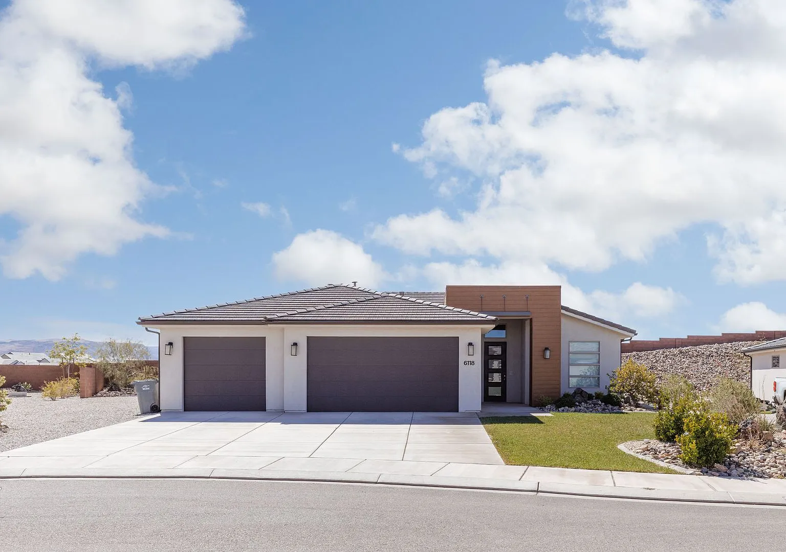 4 bedroom / 2.5 bath / Community Pool and Pickleball Court — Photo 1
