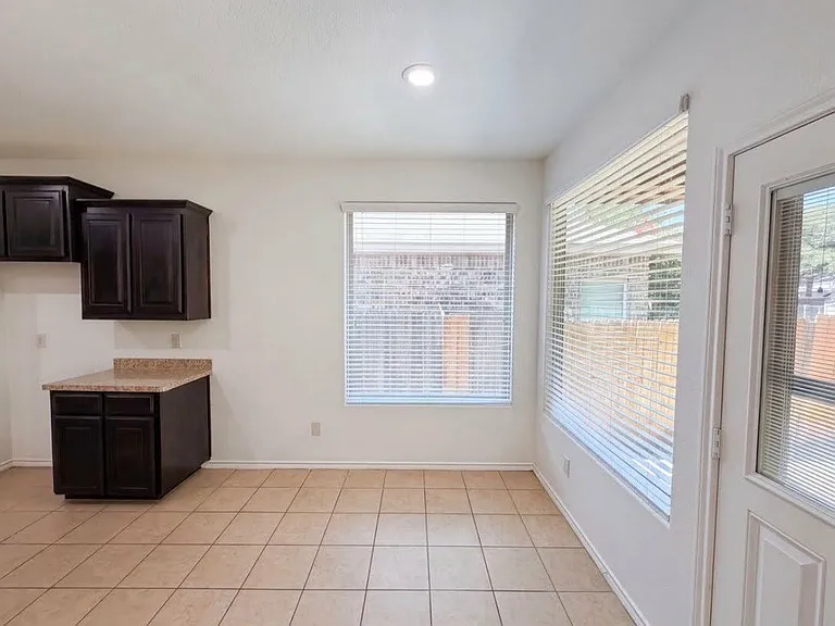 1008 Edgewater Dr — Photo 5
