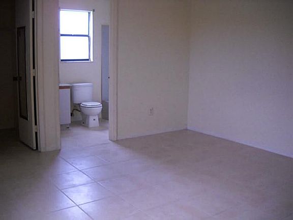 3rd image of 2001 SW Larchmont Ln
