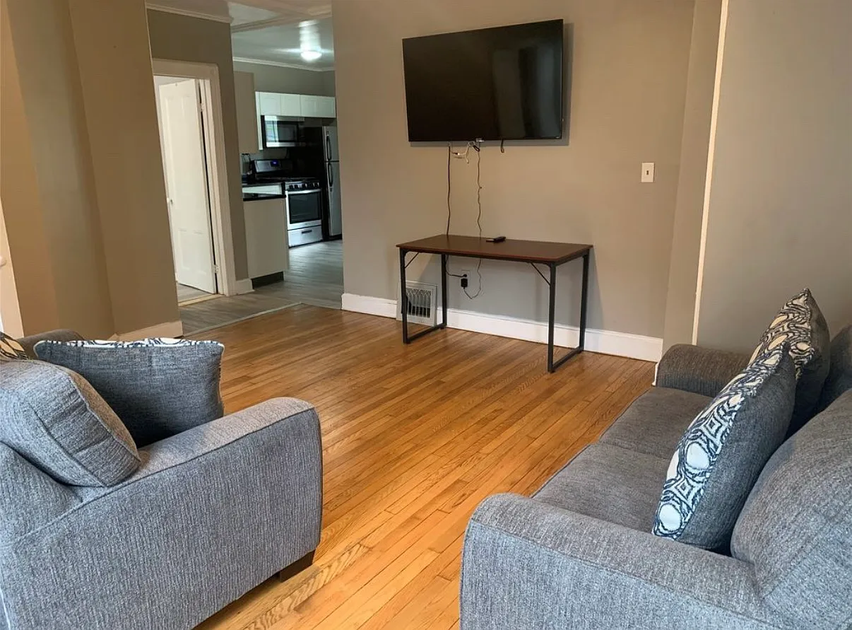 6 bed, 2339 sqft, $5,100 — Photo 3