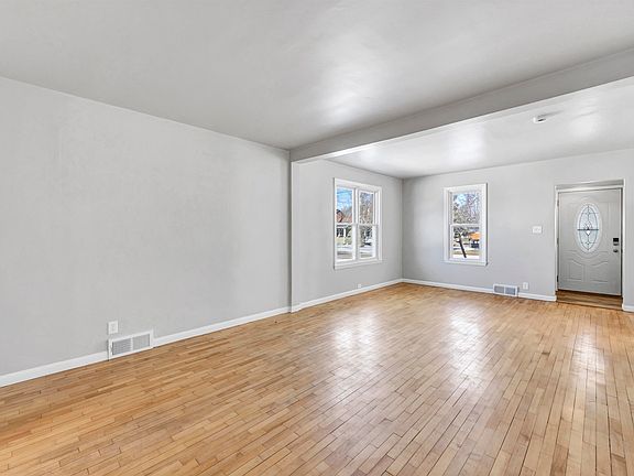 4th image of 415 E Maple St