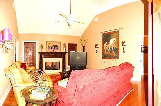 Comfortable livingroom with remote-controlled gas fireplace.