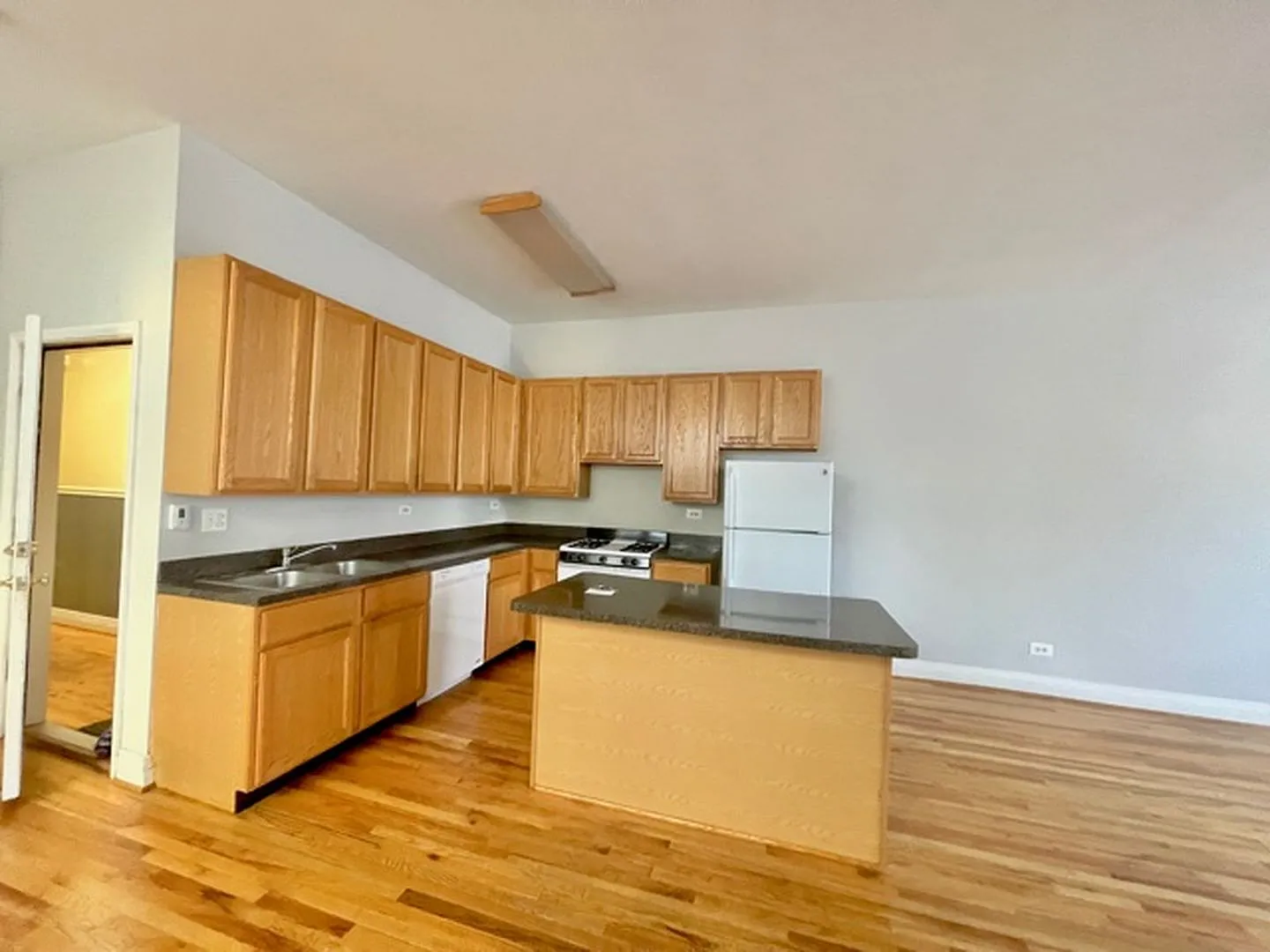 2 bed, 1100 sqft, $3,300 — Photo 2