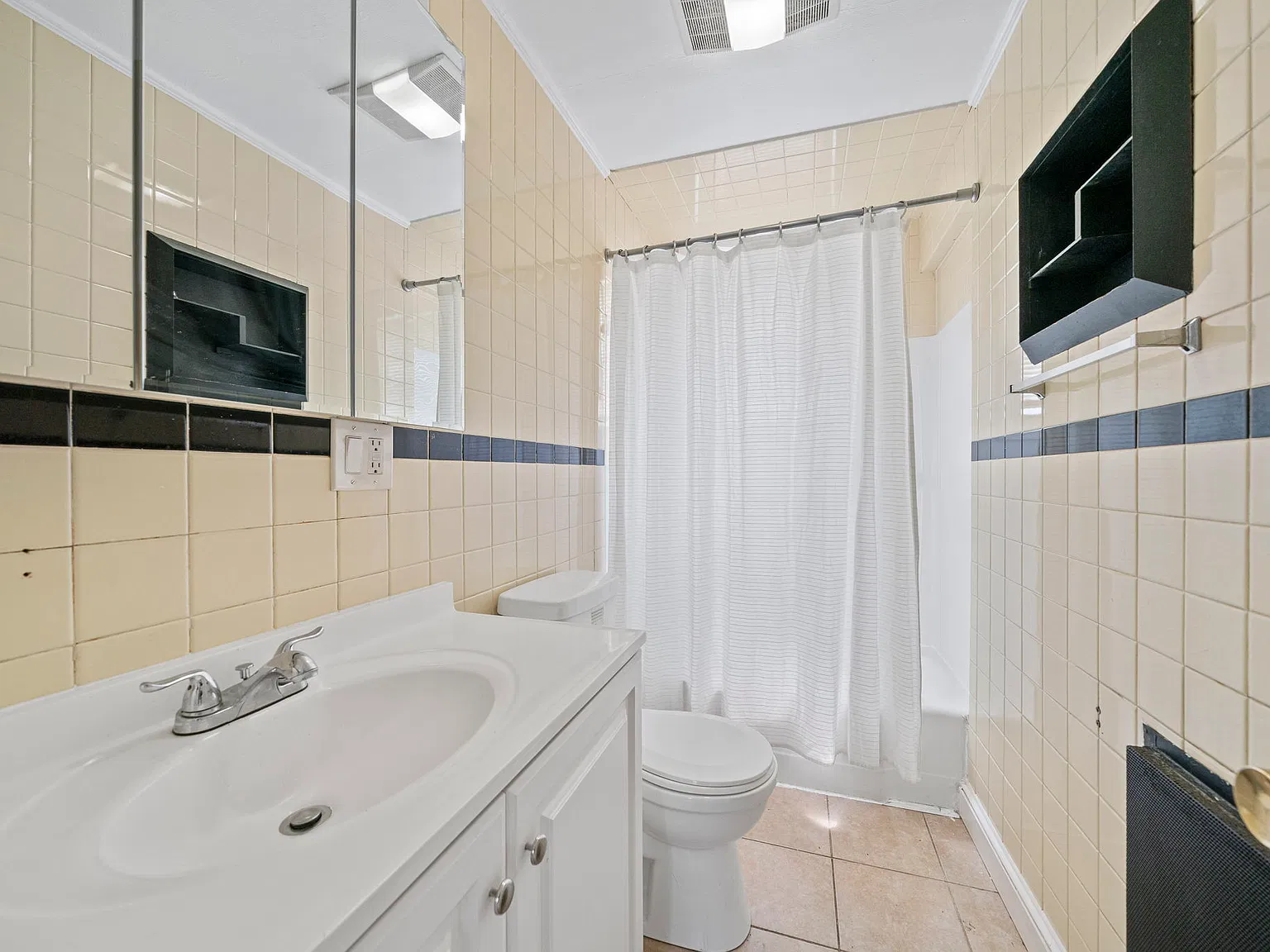 3 bed, 1200 sqft, $2,500 — Photo 2