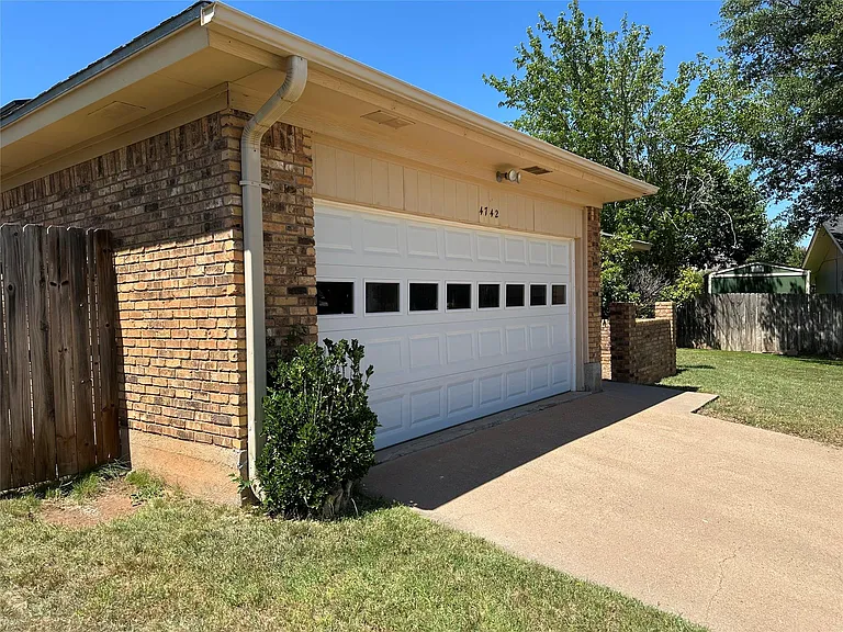 4742 Kevin Ct — Photo 2