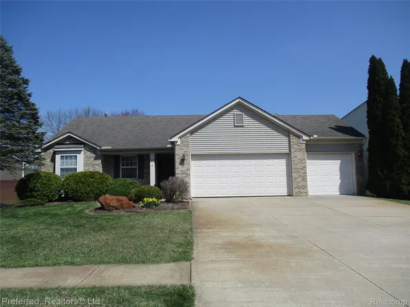 9153 Lakewood Dr, Whitmore Lake, MI 48189