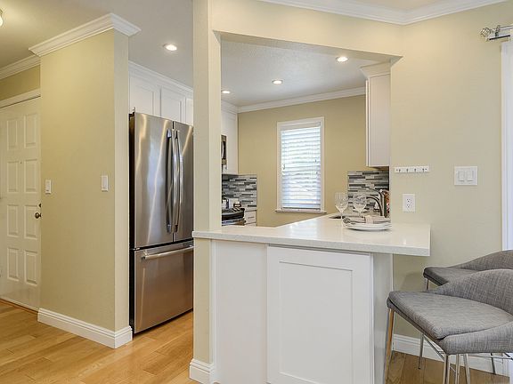 4th image of 558 Ironwood Ter APT 3