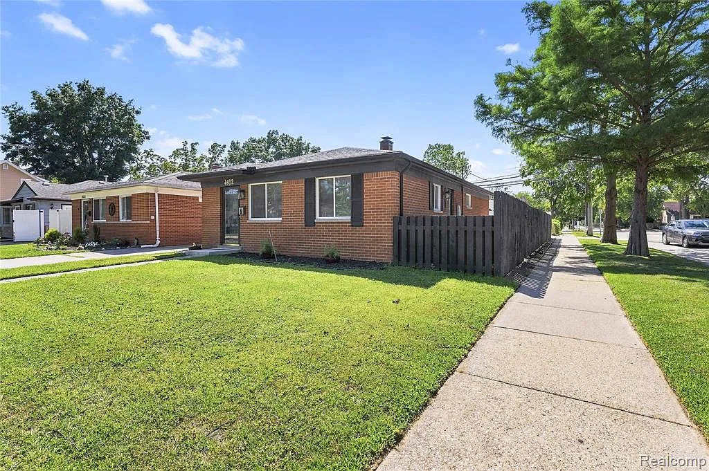 3 bed, 1.0 bath, 1000 sqft, $1,800 — Photo 2