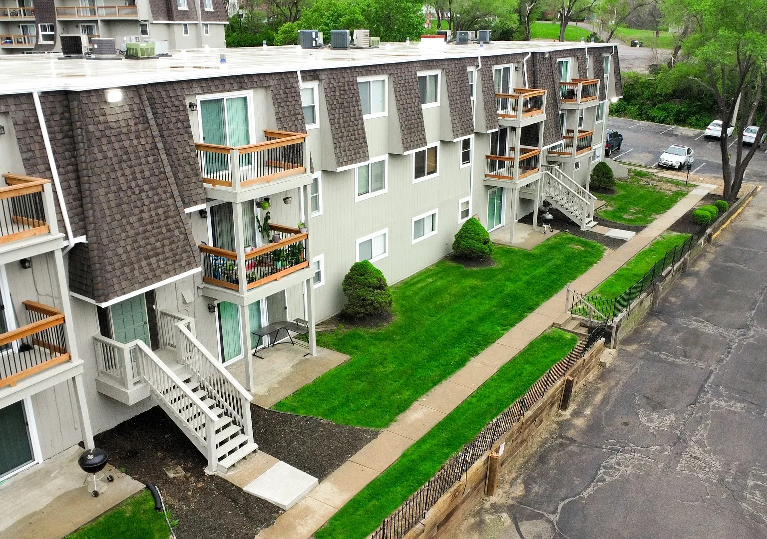 Skyline Apartments — Photo 4