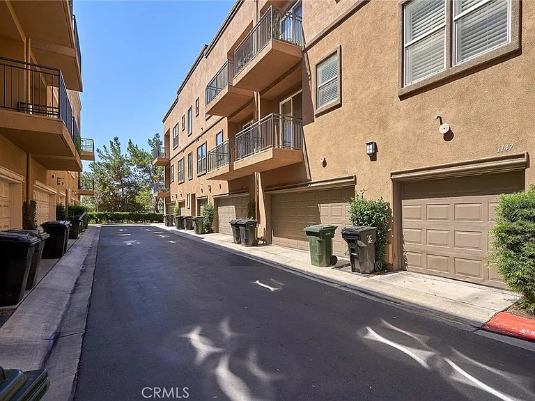 1139 Elfstrom Dr — Photo 35
