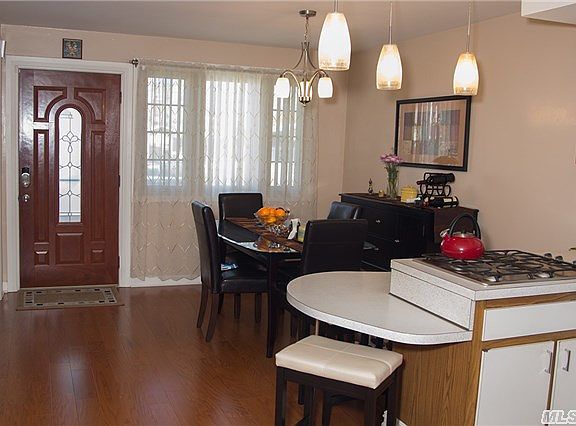 4th image of 2254 Seward Ave