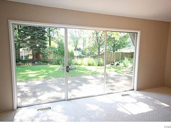 4th image of 1550 Surrey Dr