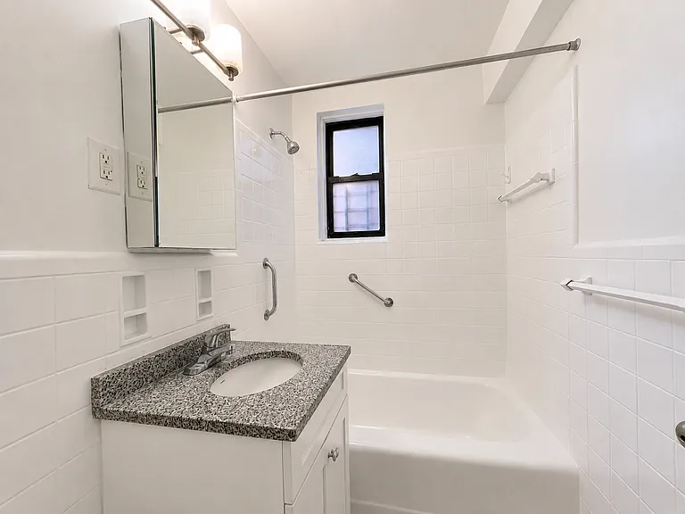 2409 E 3rd St #5F — Photo 11