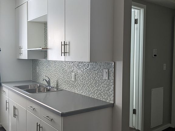 5th image of 2135 Halifax St