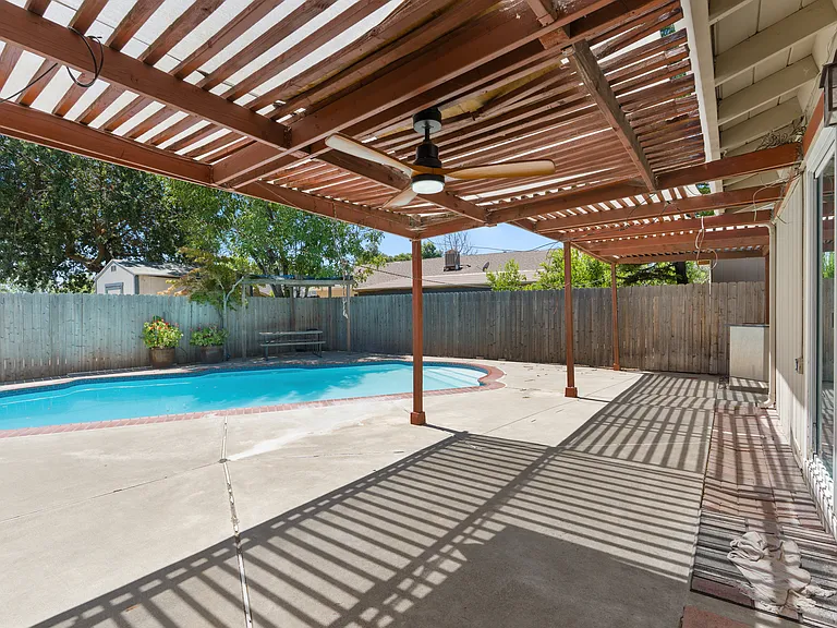2226 Paloma Ave — Photo 18