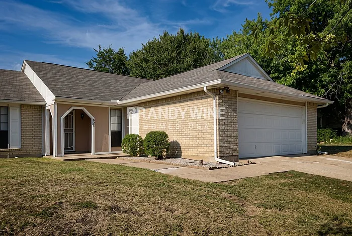 3 bed, 2.0 bath, 1479 sqft, $2,255 — Photo 2