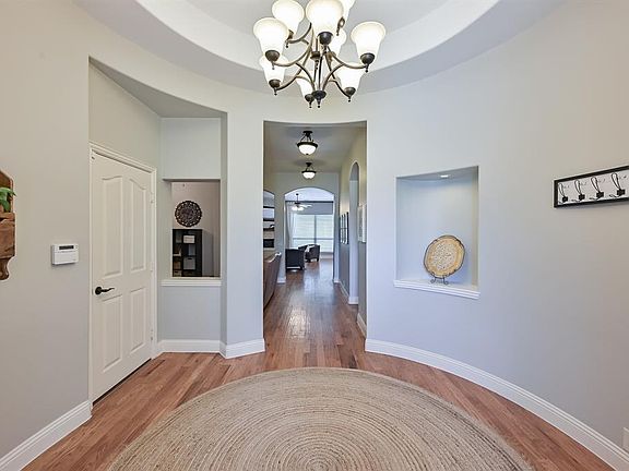 4th image of 201 Lyndhurst Dr