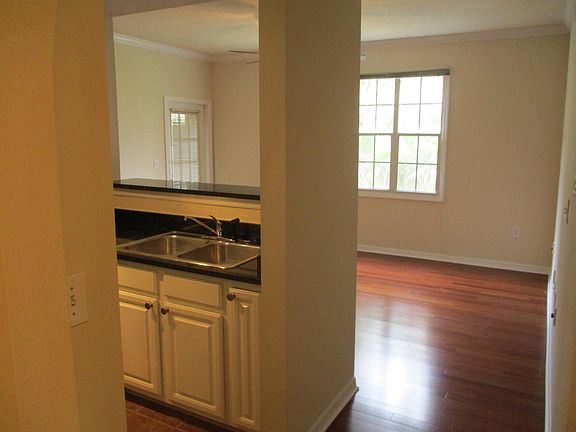 KITCHEN/LIVING