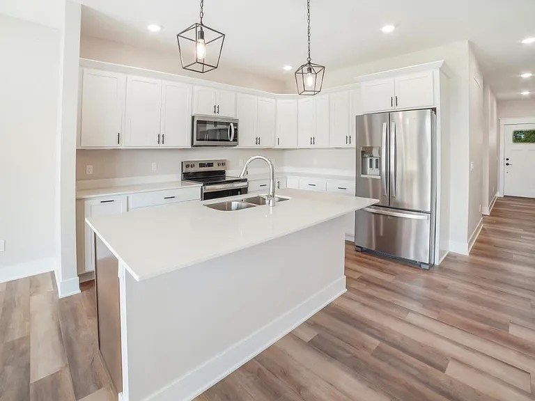 714 Academy Cir — Photo 5