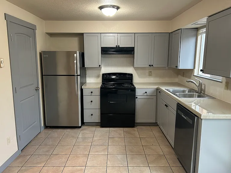 1765 Queen Ave SW — Photo 1