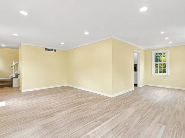 36 Hampton Drive, Nashua, NH 03063
