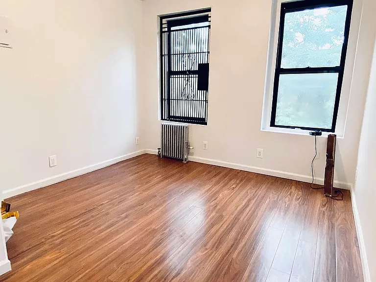 417 E 6th St #16 — Photo 1