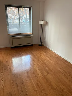 Sold by R New York | media 7