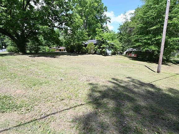 3rd image of 695 Lindsey Rd
