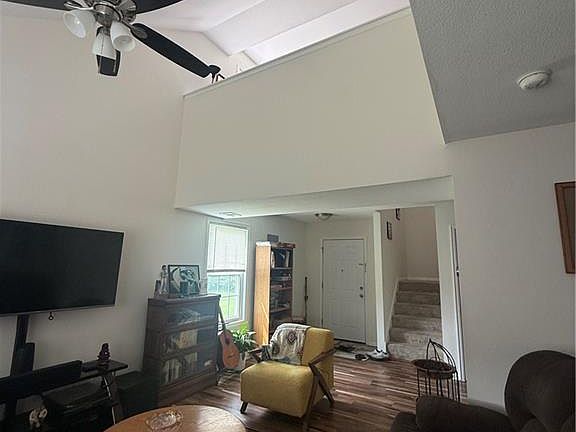 4th image of 625 E Spring Ave