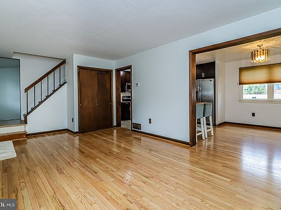 4th image of 28 Dorsey Ln