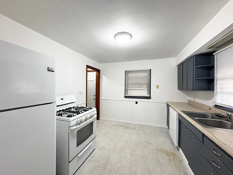 503 E Empire St — Photo 2