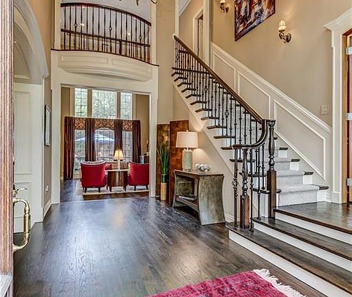 3rd image of 906 Parkview Ln