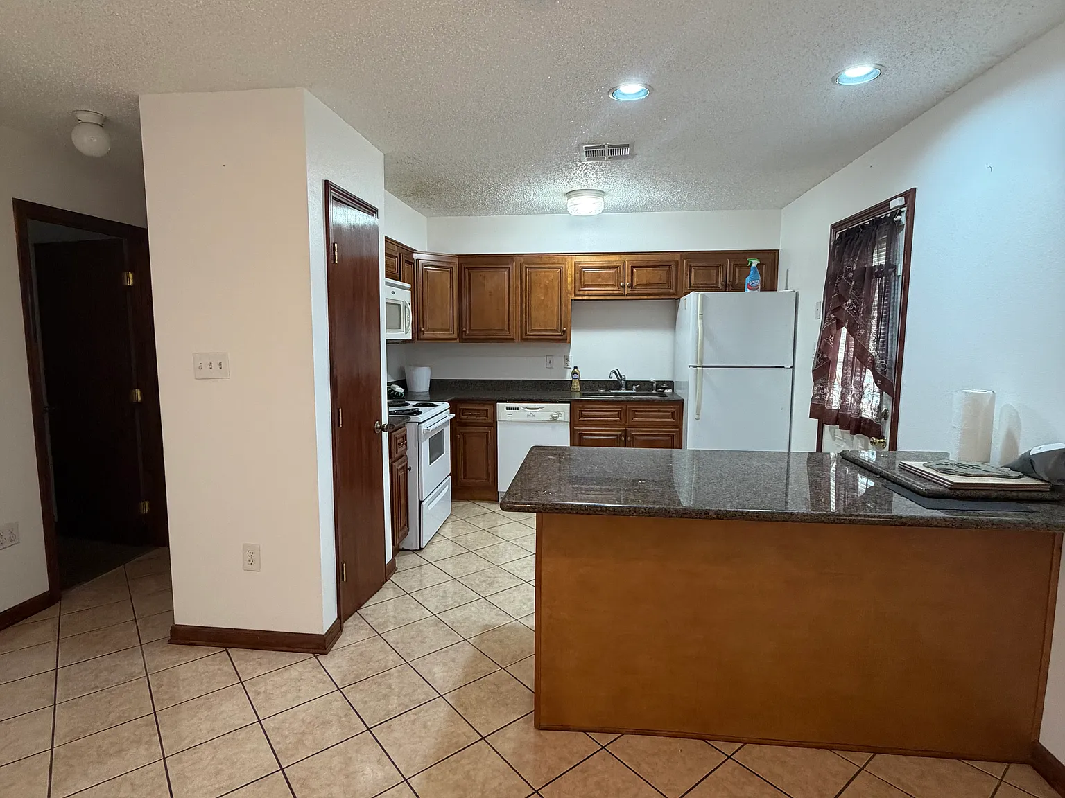 3 bed, 1967 sqft, $1,650 — Photo 3