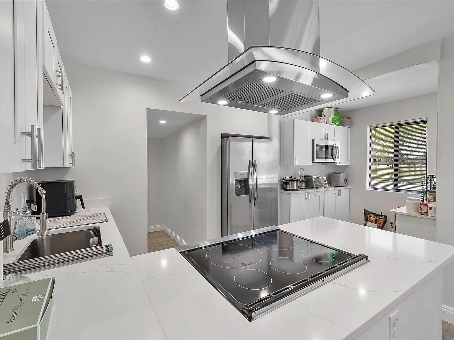 3 bed, 2.0 bath, 1130 sqft, $3,500 — Photo 3