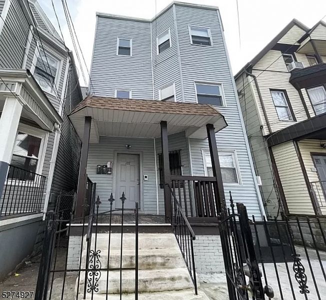 1st image of 122 Littleton Ave Floor 1