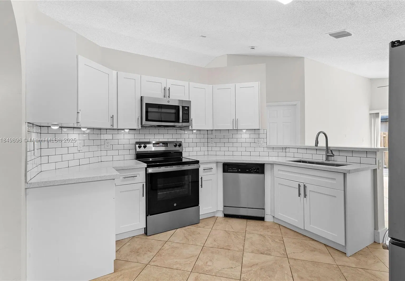 2 bed, 845 sqft, $2,475 — Photo 3