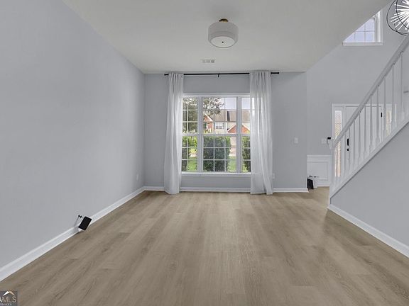 3rd image of 552 Glen Level Cir