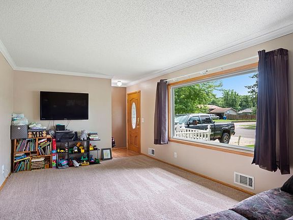 4th image of 610 5th Ave NW