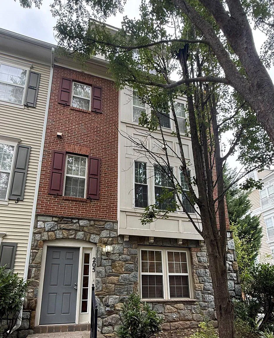 4 bed, 3.5 bath, 2480 sqft, $3,800 — Photo 1