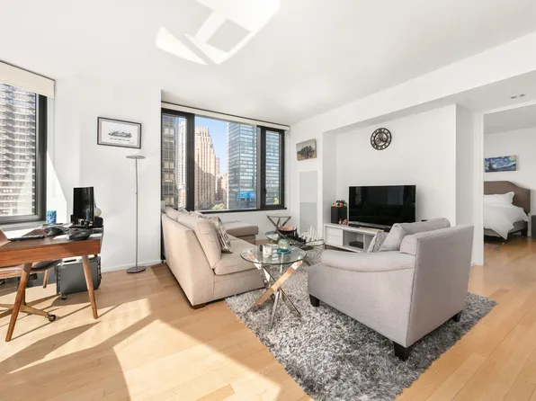 50 United Nations Plaza image 2 of 13