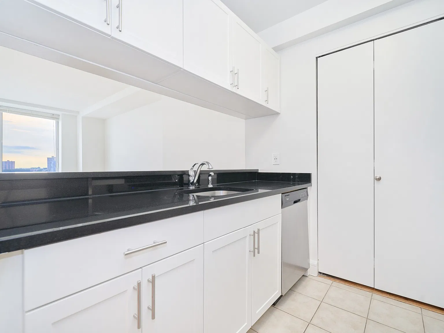 160 Riverside Boulevard — Photo 4