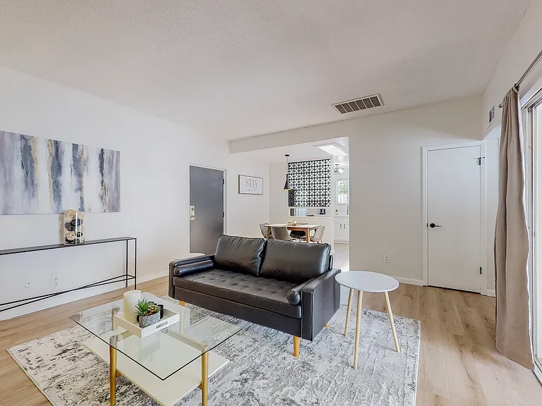 Remodeled / Fully Loaded / Furnished 2 Bed / 2 Bath in Uptown — Photo 12
