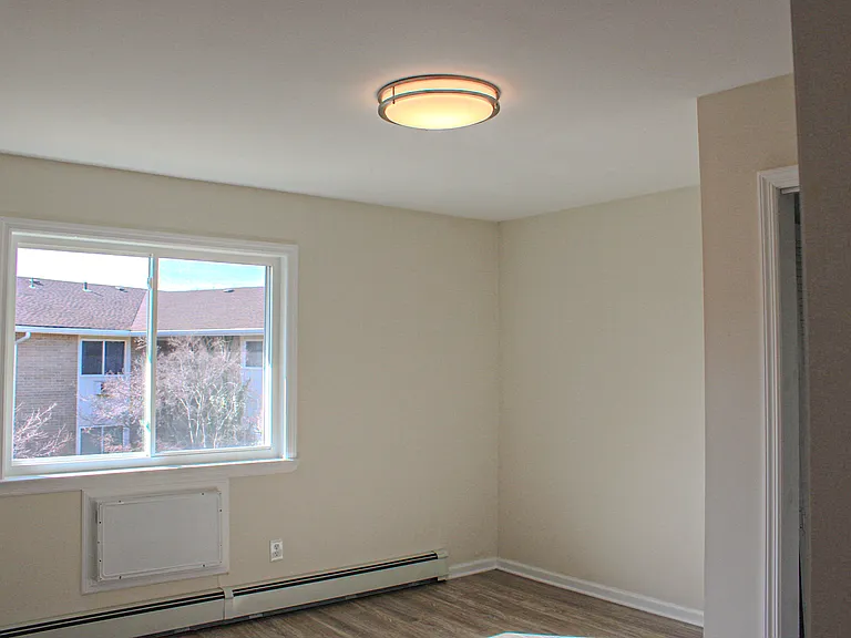 Edgewater Apartments — Photo 9