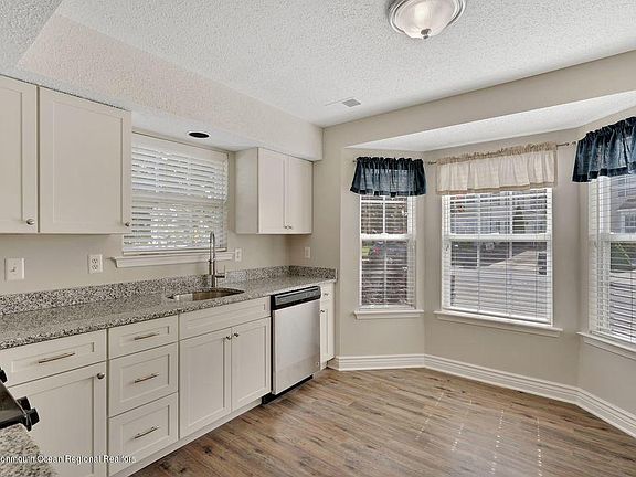 2nd image of 142 Hamlet Ct