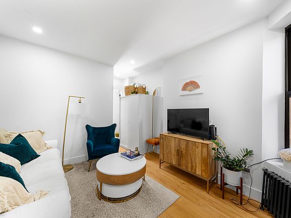 2nd image of 247 Mulberry St APT 14