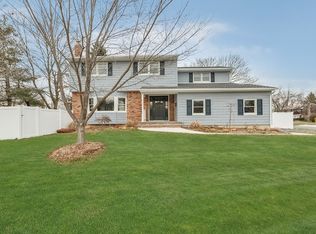 17 Seaspray Ln, West Islip, NY 11795
