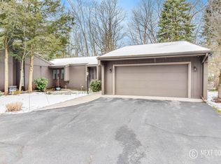 796 Brook Village Dr, Holland, MI 49423